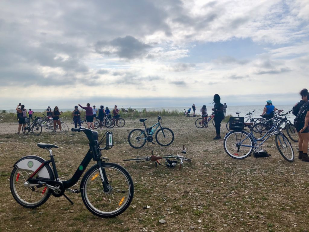 Bikes and cyclists a Leslie Spit in Toronto